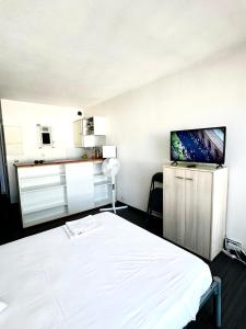 Μια τηλεόραση ή/και κέντρο ψυχαγωγίας στο Appartement La Rochelle