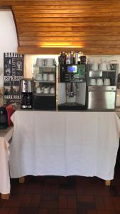 Příslušenství pro přípravu čaje a kávy v ubytování Gasthaus Hotel Löffelschmiede
