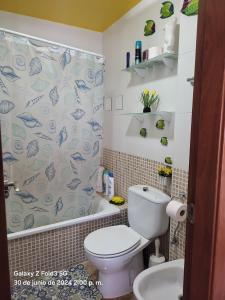 Bilik mandi di Apartamento La Urba +6 gambar