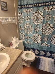Ванная комната в A&T Affordable Living and Service LLC