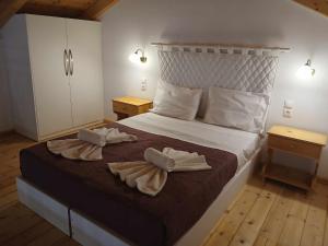 a bedroom with a bed with two towels on it at Levanta in Kastrisiánika