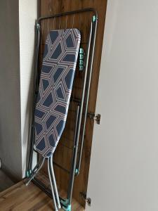 Ein Stuhl lehnt an einer Wand in der Unterkunft Люкс 1-комнатная квартира in Balqasch + 7 Fotos