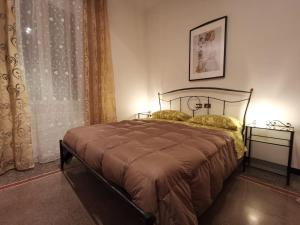 una camera con letto, tenda e finestra di La Corte Charm Apartment- Where the memories are made a Genova