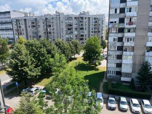 widok z powietrza na parking w mieście w obiekcie Apartment studio 30 w Sarajewie