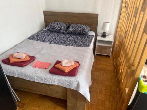 sypialnia z łóżkiem i ręcznikami w obiekcie Apartment studio 30 w Sarajewie