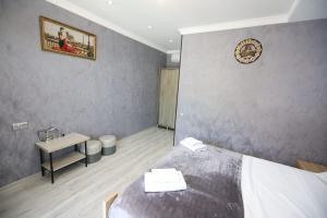 Rúm í herbergi á Hotel Tsiskari