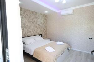 Rúm í herbergi á Hotel Tsiskari