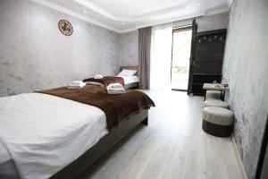 Rúm í herbergi á Hotel Tsiskari