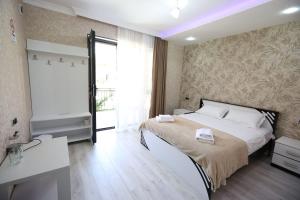 Rúm í herbergi á Hotel Tsiskari