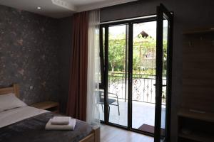 Rúm í herbergi á Hotel Tsiskari