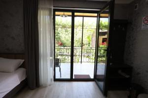 Rúm í herbergi á Hotel Tsiskari