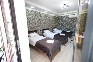 Rúm í herbergi á Hotel Tsiskari