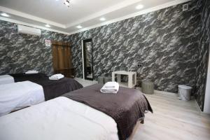 Rúm í herbergi á Hotel Tsiskari