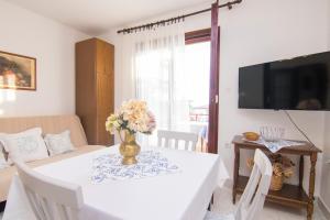 Televízia a/alebo spoločenská miestnosť v ubytovaní Apartmani Dekanić Krk