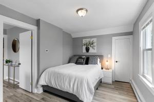 Postel nebo postele na pokoji v ubytování Centrally Located Stamford Gem