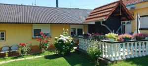 a house with flowers on a fence at Dobrodošli in Mursko Središće +7 photos