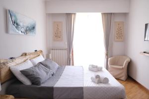a bedroom with a bed with two towels on it at Casa Ermes in Santa Maria degli Angeli