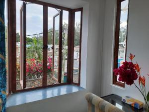 弗利康弗拉克Jasmin Apartments flic en flac的客房设有一个窗户,享有花园的景色 更多20张照片