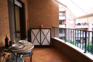 a balcony with a table and chairs on a balcony gmaxwell gmaxwell gmaxwell gmaxwell at Casa Ermes in Santa Maria degli Angeli