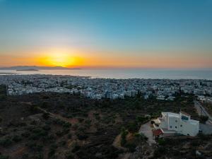 een luchtzicht op een stad bij zonsondergang bij Karmilos Hill Villa in Chania +70 foto's