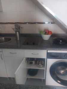 eine Küche mit Spüle und Waschmaschine in der Unterkunft Bungalows Maspalomas in Maspalomas