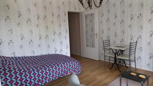 une chambre avec un lit, une table et des chaises dans l'établissement studio 1 pièce principale avec balcon local à vélo privé place dans la rue pour voiture, à Dieppe