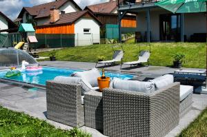 Bazén v ubytování Apartmánové domy Lipno 1 nebo v jeho okolí