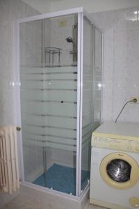 マテーラにあるCasa Vacanze Da Nicoのバスルーム(シャワー付)の洗濯機が備わります。