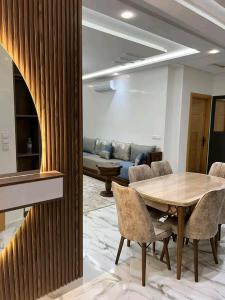 een woonkamer met een tafel en een bank bij مارتيل حي احريق in Martil