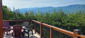 een terras met stoelen en een tafel met uitzicht op de bergen bij Pinnacle View Lodge by Stony Brook Cabins in Gatlinburg