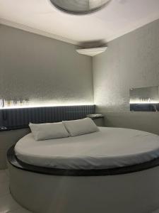 Ένα ή περισσότερα κρεβάτια σε δωμάτιο στο Ellus Motel +20 φωτογραφίες