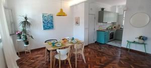 a kitchen and dining room with a table and chairs at Plaza Loft in Vilagarcia de Arousa