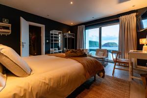 Postel nebo postele na pokoji v ubytování Pedra de Lava Azores-Quarto 2