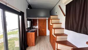 een tiny house met een trap en een keuken bij Flu Alaçatı Tiny House Otel in Çeşme