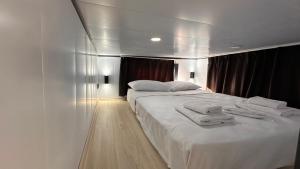 Postel nebo postele na pokoji v ubytování Flu Alaçatı Tiny House Otel