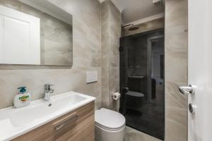 Koupelna v ubytování Sea La Vie Suites + 37 fotografií