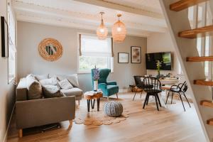 salon z kanapą i stołem w obiekcie Biały Domek w mieście Lampa