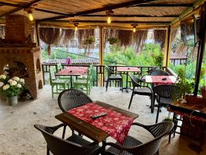 セルチュクにあるMystic Konakのパティオ(テーブル、椅子、暖炉付)