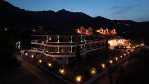 un grande edificio con luci davanti di notte di Ocean Beach Hotel a Skala Potamias
