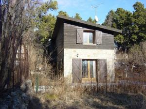 Ein altes Haus mitten auf einem Feld in der Unterkunft Chalet in Bolquere