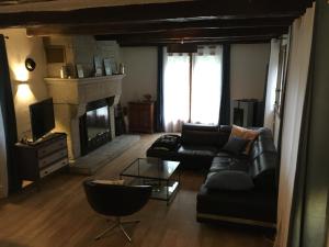 ein Wohnzimmer mit Couch und Kamin in der Unterkunft Chalet in Bolquere