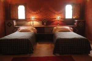 Rúm í herbergi á Hotel Kasbah Azalay
