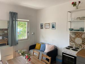 una sala de estar con un sofá y una mesa en Deskos Cottage in Sutomore, en Zgrada