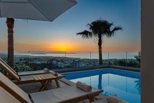 een villa met een zwembad en een zonsondergang bij Karmilos Hill Villa in Chania