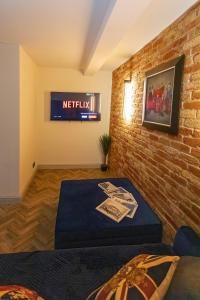 a room with a bed and a brick wall at Stunning Ashbourne Town Centre Cottage near Alton Towers Peak District Derbyshire in Ashbourne