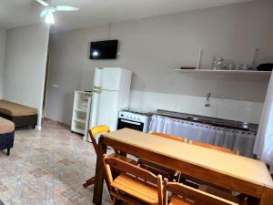 Η κουζίνα ή μικρή κουζίνα στο MarBelo Bertioga Apartamentos e Suítes +35 φωτογραφίες
