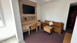 TV a/nebo společenská místnost v ubytování Isly Golf Hotel