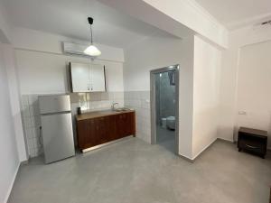 Qeparo View Rooms的厨房或小厨房