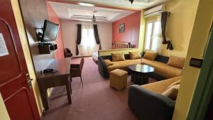 TV a/nebo společenská místnost v ubytování Isly Golf Hotel