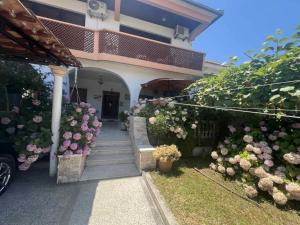 a house with a bunch of flowers on the stairs at Studio Rooms Moncherie in Ulcinj